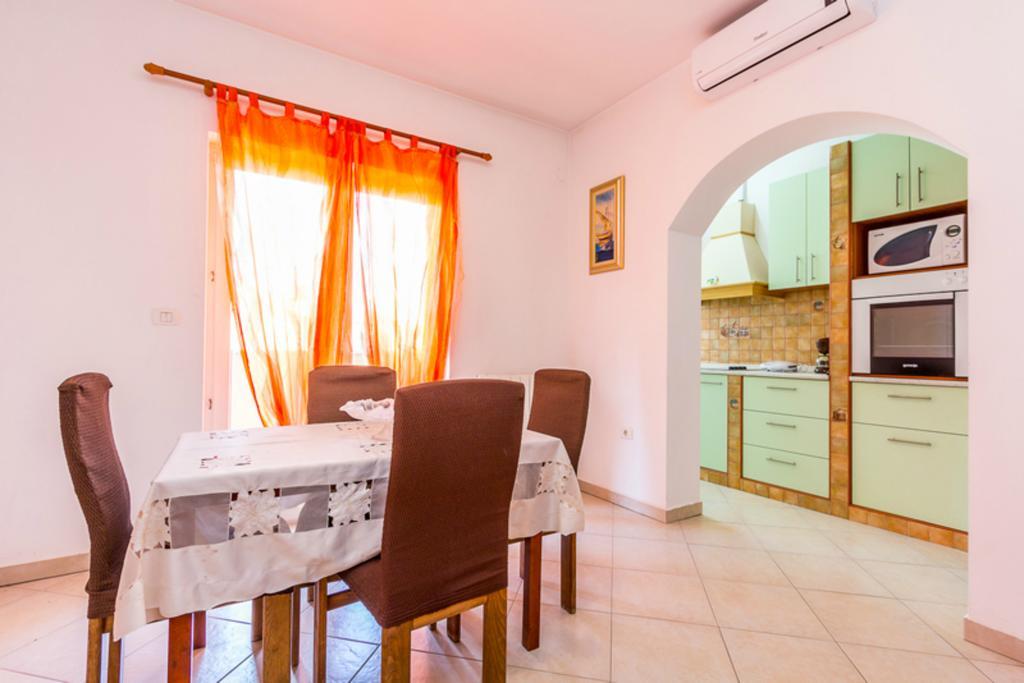 Apartment Mirjana Pula Quarto foto